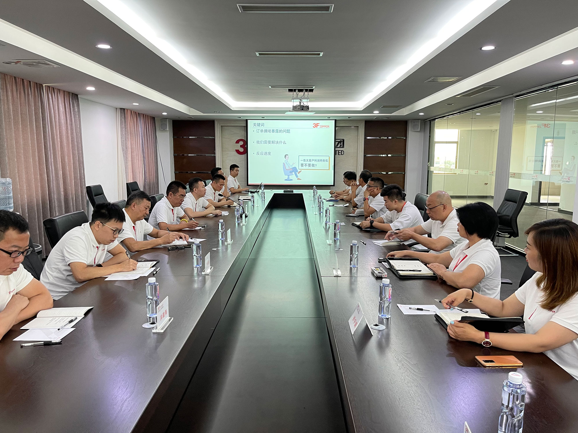 hjc黄金城集团召开上半年总结暨下半年计划会议